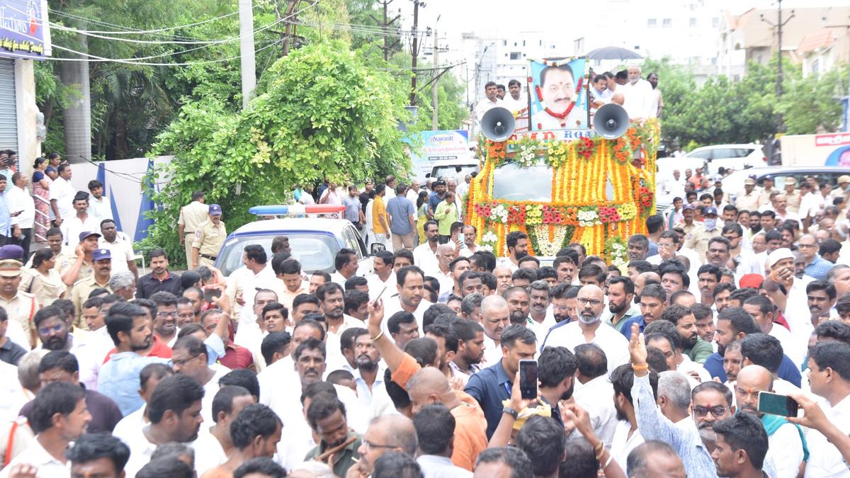 Tearful adieu to people’s leader D. Srinivas in Nizamabad, CM Revanth Reddy visits residence, pays tributes 